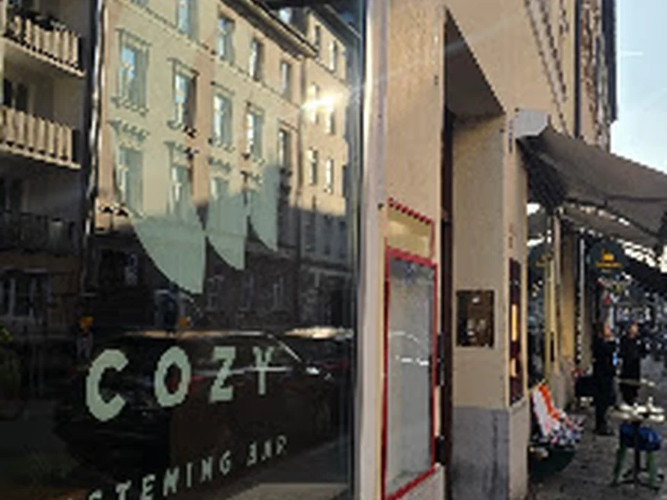 Cozy - Listening Bar • Cafe & Food
