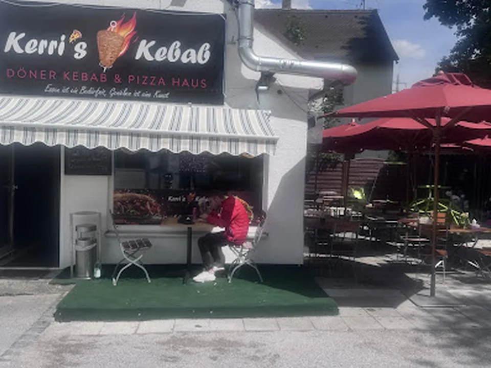 Kerri’s Chicken Döner Kebap Currywurst Restaurant und terasse Puten Schnitzel halal
