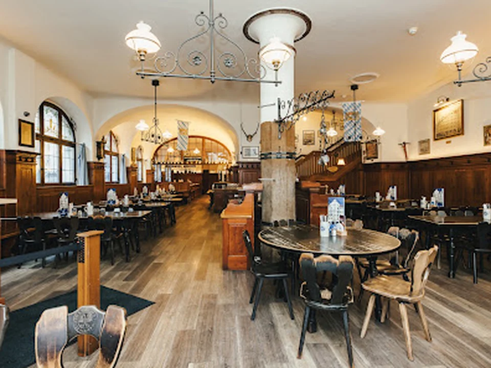 Weisses Bräuhaus im Tal