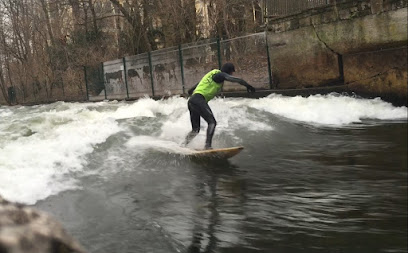 E2 Kleine Eisbachwelle / River Surfing